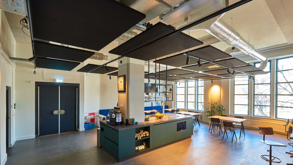 Akoestische plafondpanelen passen goed in het industriële interieur