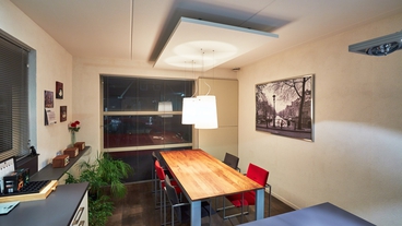 Akoestisch plafondpaneel in een keuken 368 207
