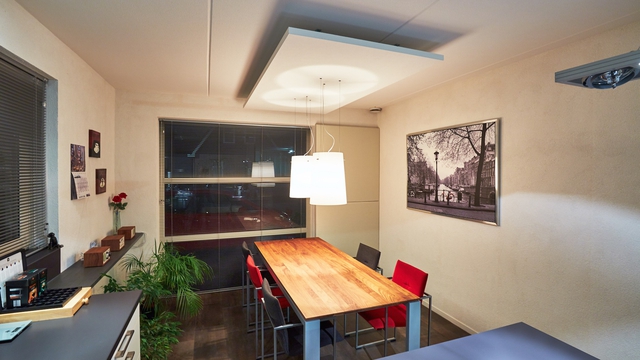 Rivasono praktijkvoorbeeld akoestiek verbeteren met plafondpanelen in woonkamer 1 368 207